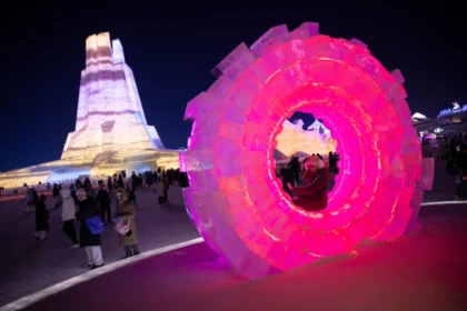 Stunning Snow and Ice Sculptures Dazzle Visitors at Harbin Winter Exhibition