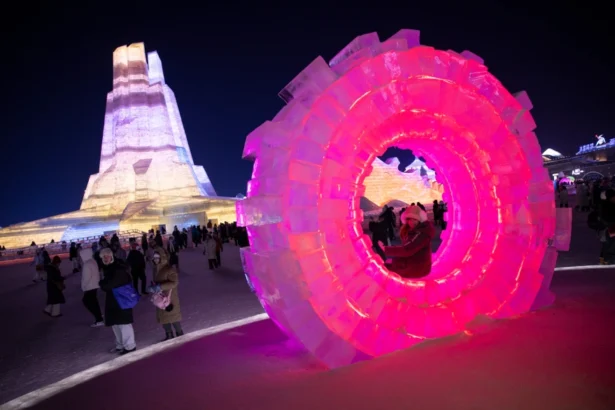 Stunning Snow and Ice Sculptures Dazzle Visitors at Harbin Winter Exhibition