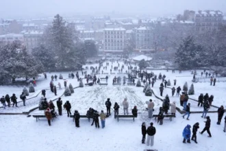 Heavy Snowfall in Paris Cancels 15% of Flights at Orly and Charles de Gaulle