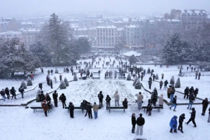 Heavy Snowfall in Paris Cancels 15% of Flights at Orly and Charles de Gaulle