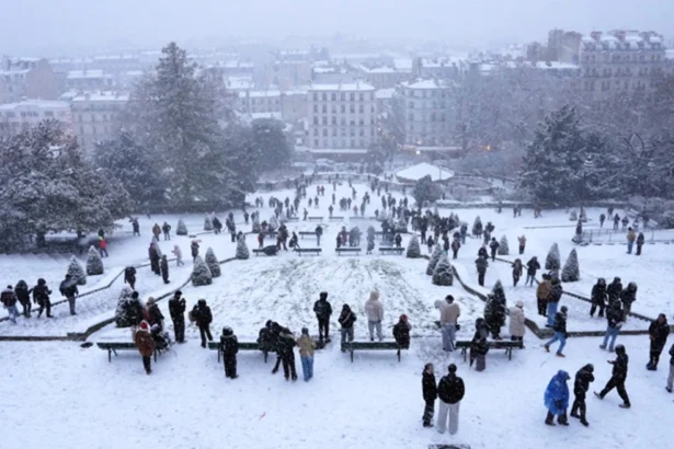 Heavy Snowfall in Paris Cancels 15% of Flights at Orly and Charles de Gaulle