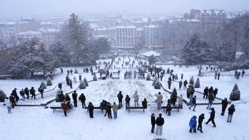 Heavy Snowfall in Paris Cancels 15% of Flights at Orly and Charles de Gaulle